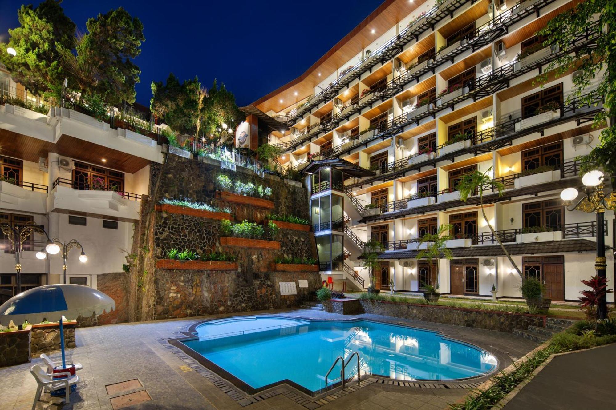 Royal Hotel Tretes Prigen Exterior foto