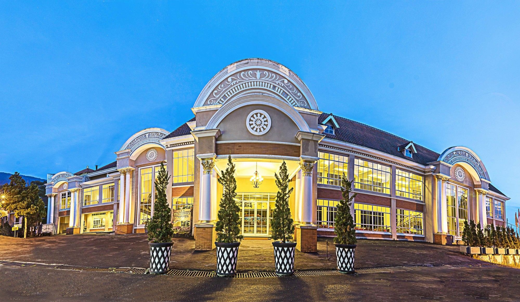 Royal Hotel Tretes Prigen Exterior foto